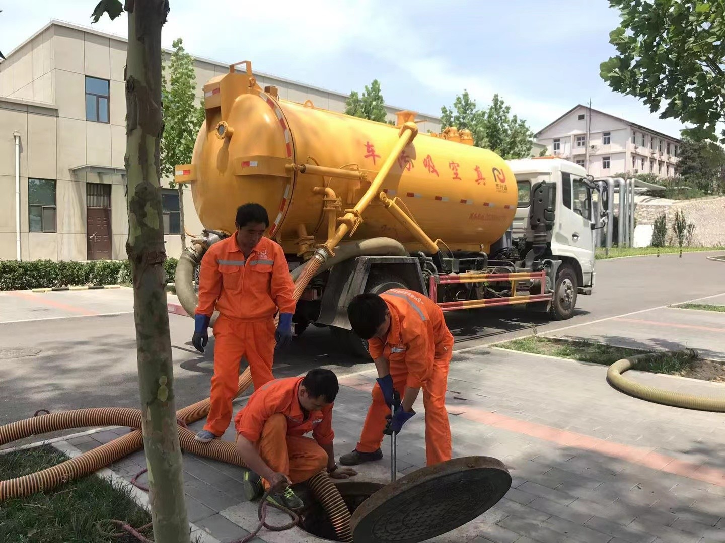 西昌镇化粪池清理与5-8吨吸粪车施工效率分析